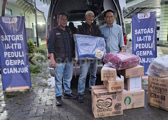 Peduli Gempa Cianjur, Ikatan Alumni ITB Serahkan Bantuan Donasi dan Barang Pokok ke Warga