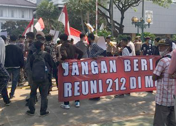 Mahasiswa Islam Geruduk Balai Kota Jakarta, Desak Heru Tak Beri Izin Reuni 212