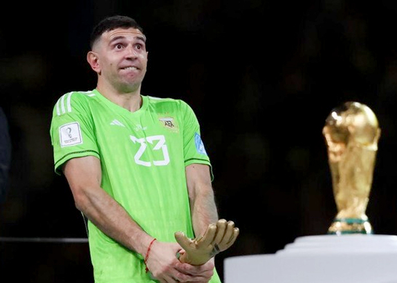 Emiliano Martinez Buka Suara Soal Selebrasinya Raih Gelar Kiper Terbaik Piala Dunia 2022