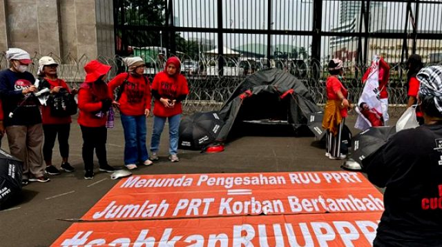 Polemik Pengesahan RUU PPRT, Pendemo: Kami Izin Majikan Dulu untuk Menunggu Mbbak Puan di Gerbang DPR