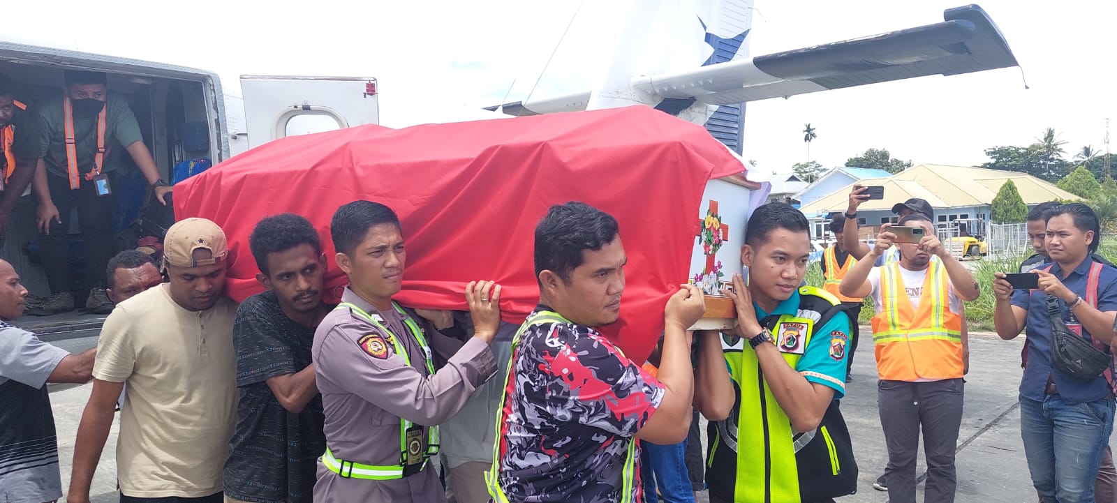Sebanyak dua Anggota TNI-Polri gugur diserang oleh orang tidak dikenal (OTK) saat tengah mengamankan ibadah tarawih di Majid Al Amaliah di Distrik Ilu, Kabupaten Puncak pada Sabtu (25/3) malam. 