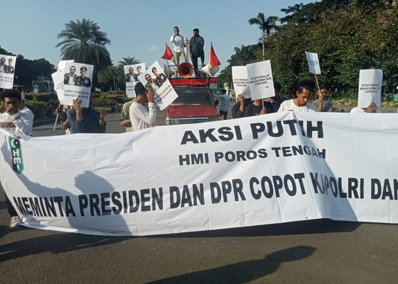 Demo Aktivis HMI di Istana Desak Jokowi Copot Kapolri dan Ketua KPK