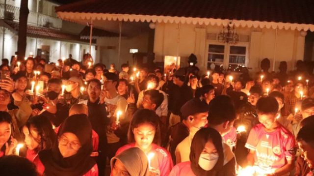 Ribuan Suporter Indonesia Gelar Aksi 1000 Lilin, Doa Untuk Erick Thohir Lobi FIFA
