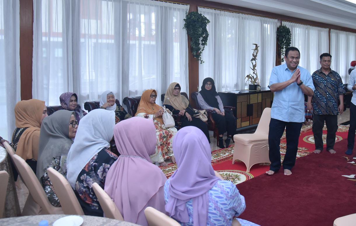 Wakil Ketua DPR RI bidang Korinbang, Rachmat Gobel berbuka bersama dengan para janda pejuang di Gorontalo pada Jumat (14/4).