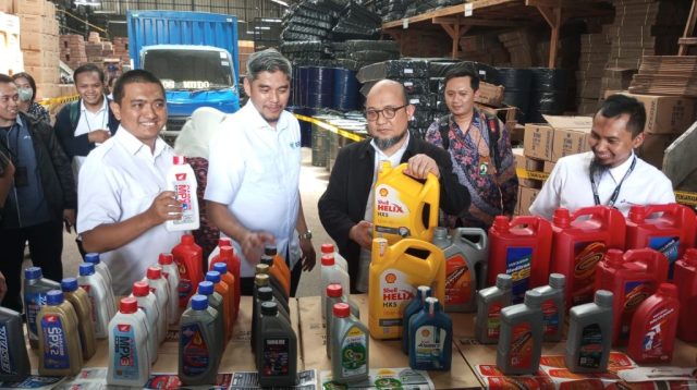 Tim Satgassus Pencegahan Polri membongkar dugaan pemalsuan beberapa merek oli hingga mencapai Rp16,5 miliar di kawasan Tangerang, Banten.